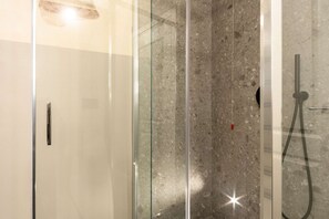 Bruser, hårtørrer, bidet, håndklæder