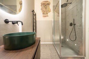 Douche, sèche-cheveux, bidet, serviettes fournies