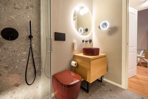 Douche, séchoir à cheveux, bidet, serviettes fournies