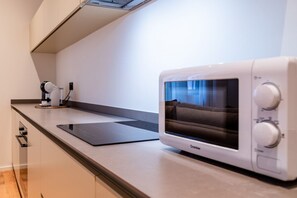 Réfrigérateur, four à micro-ondes, un four, surface de cuisson