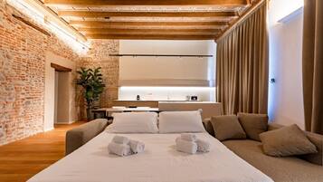 2 habitaciones, escritorio, tabla de planchar con plancha y wifi gratis