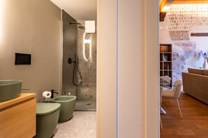 Shower, hair dryer, bidet, towels - Dimora Norma- Romantic Suite with Balcony in Historic Building (Verona)