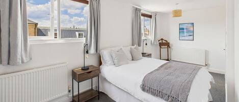 3 habitaciones, tabla de planchar con plancha, wifi y ropa de cama