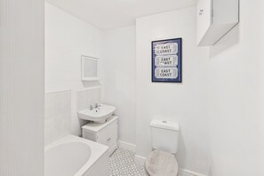 Suihku, hiustenkuivaaja, pyyhkeet