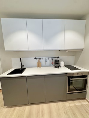 Four, plaque de cuisson, lave-vaisselle, cafetière/bouilloire