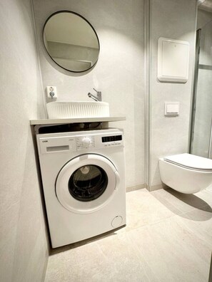 Sèche-cheveux, serviettes fournies