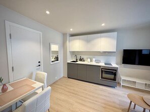 Oven, stovetop, dishwasher, cookware/dishes/utensils