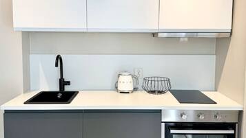 Ovn, kogeplade, køkkentøj/tallerkener/redskaber, spisebord