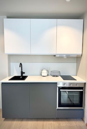 Oven, stovetop, cookware/dishes/utensils, dining tables