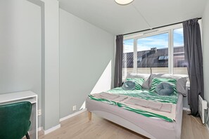 4 habitaciones, escritorio, tabla de planchar con plancha y wifi