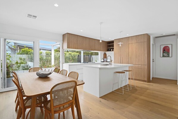 Kylskåp, mikrovågsugn, ugn och spishäll