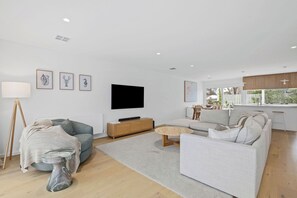 Smart TV, books, stereo