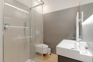 Shower, bidet, towels