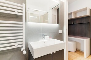 Douche, bidet, serviettes fournies