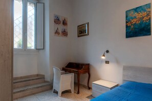 2 soverom og strykejern/-brett