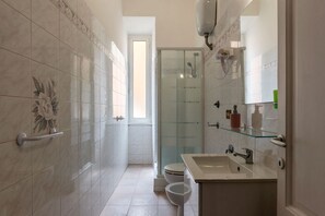 Douche, bidet, serviettes fournies