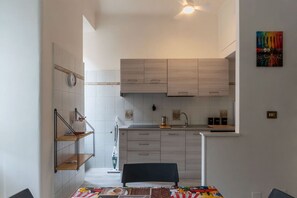 Refrigerador, microondas y tostadora 