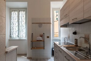 Kjøleskap, mikrobølgeovn og brødrister