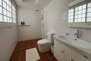 Shower, rainfall showerhead, free toiletries, hair dryer