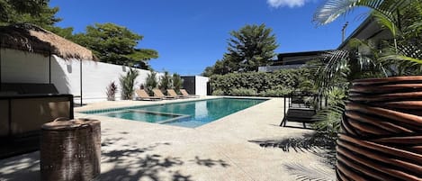 Piscina all'aperto, cabine incluse nel prezzo, ombrelloni da piscina