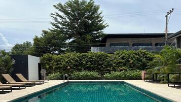 Udendørs pool, gratis hytter, parasoller