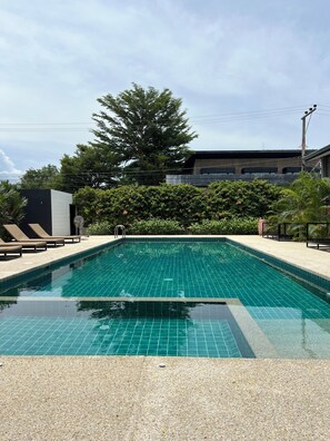 Outdoor pool, free cabanas, pool umbrellas