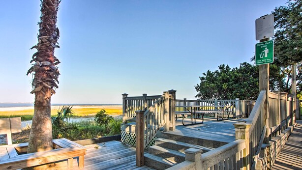 A wooden deck with a bench and a sign indicating no littering.