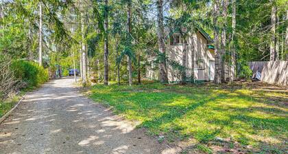 2 Mi to Lake Cushman Access: PNW Cabin Retreat!