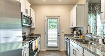 7 Mi to Uptown - Pet-friendly 2-story Townhome!