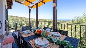 Une table dressée pour deux personnes, avec vue sur la campagne.