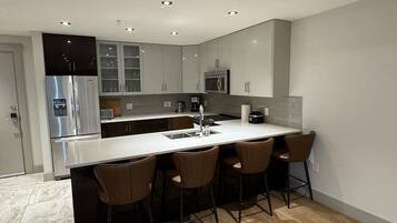 Geladeira, micro-ondas, fogão, cooktop