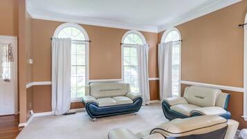 House (4 Bedrooms) | Interior