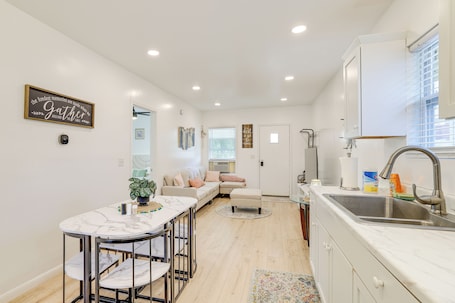 Casa (2 Bedrooms) | Parte interna. 2 Mi to State Park: Updated Niagara Falls Home