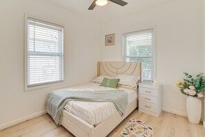 Interior - 2 Mi to State Park: Updated Niagara Falls Home (Niagara Falls)