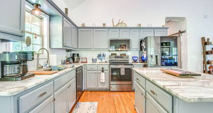 Hiawassee Cabin Near Lake Chatuge + AT Trailheads