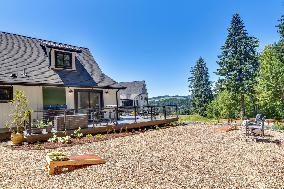 Une maison dotée d’une terrasse, d’un espace salon extérieur et offrant une vue sur les arbres et les collines.