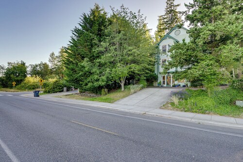 < 1 Mi to Jefferson Healthcare: Nurse-ready Rental