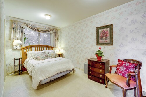 < 1 Mi to Jefferson Healthcare: Nurse-ready Rental