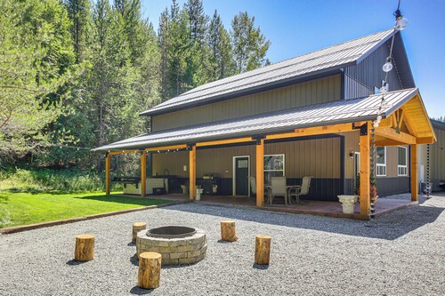 Relax, Reconnect & Explore: Modern Idaho House!