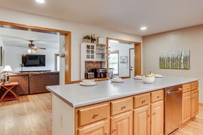 House (4 Bedrooms) | Interior