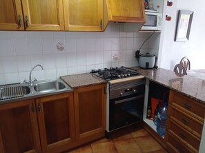 Fridge, microwave, oven, coffee/tea maker