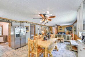 Interior - Woodsy 20-acre Retreat w/ Hot Tub in Mancelona (Mancelona)