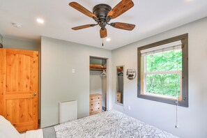 Interior - Woodsy 20-acre Retreat w/ Hot Tub in Mancelona (Mancelona)