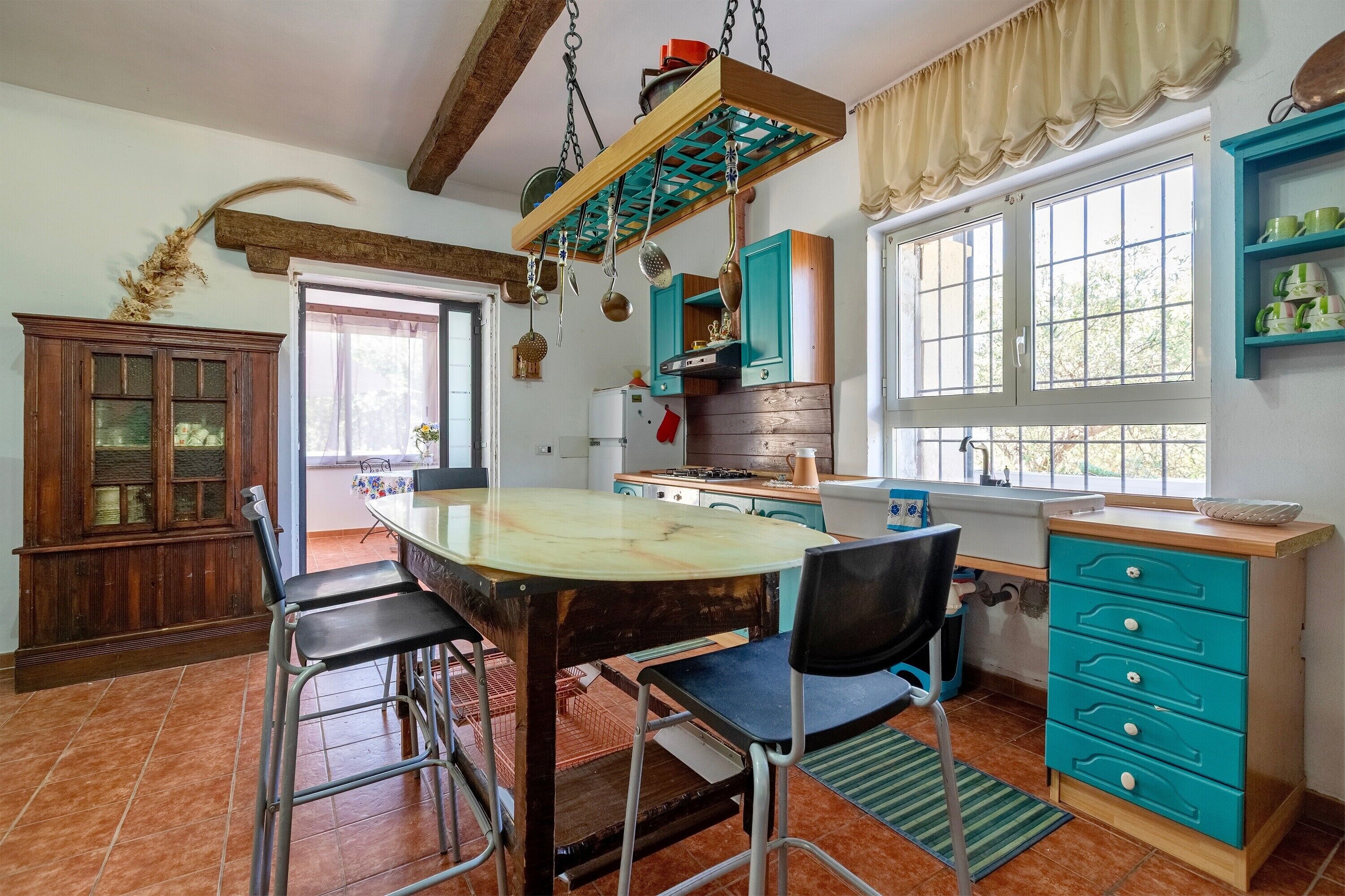 Fridge, oven, stovetop, cookware/dishes/utensils