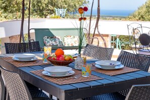 Outdoor dining - Holiday Home 'Il Casale Del Giglio' with Sea View, Shared Terrace and Private Garden (Sorso)