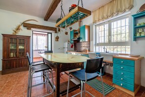 Fridge, oven, stovetop, cookware/dishes/utensils