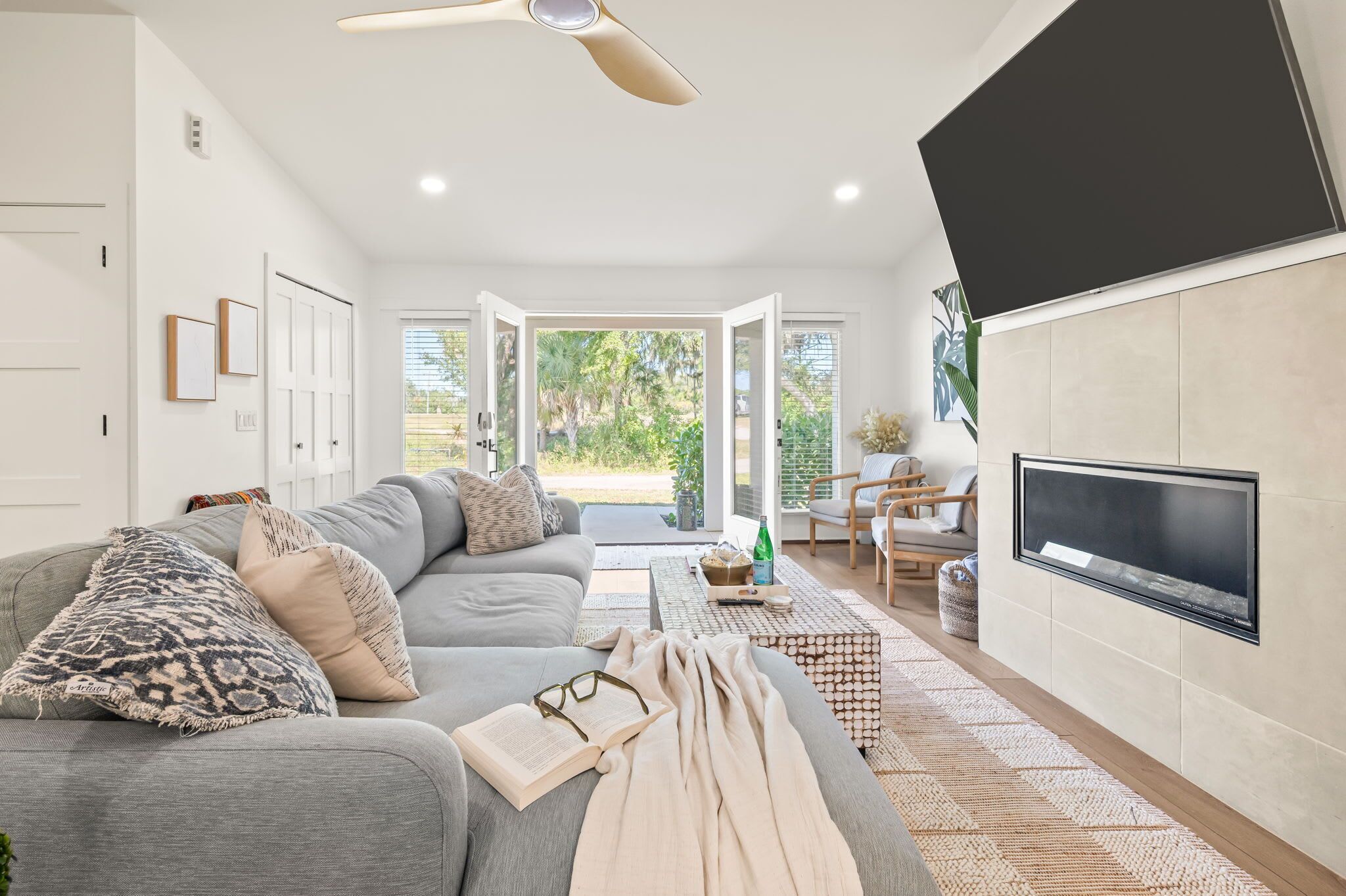 TV, fireplace, offices