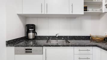 Jääkaappi, uuni, liesi, astianpesukone