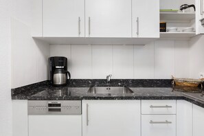 Kjøleskap, ovn, kokeplater og oppvaskmaskin