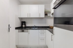 Refrigerador, horno, placa de cocina, lavavajillas